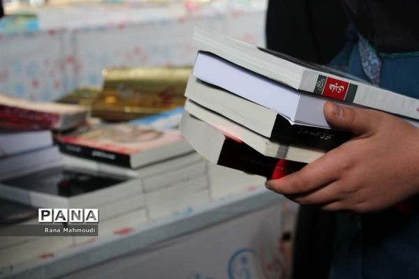 بازدید دانش ‌آموزان از نمایشگاه کتاب در گله‌دار