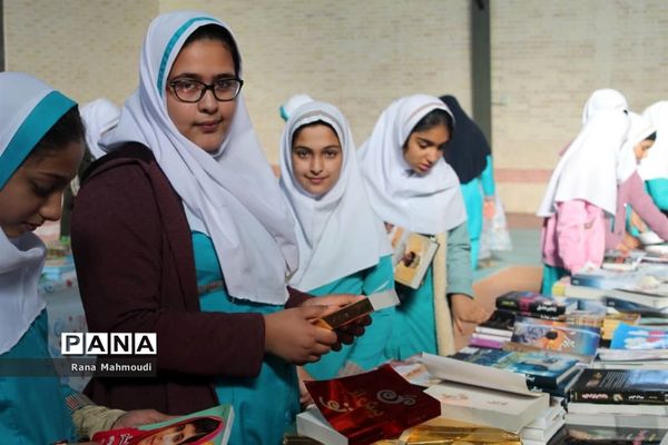 بازدید دانش ‌آموزان از نمایشگاه کتاب در گله‌دار