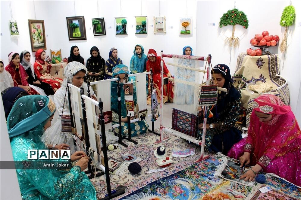 نمایشگاه صنایع دستی بافت و هنر فرش دانش‌آموزان هنرستان ولایت آباده طشک