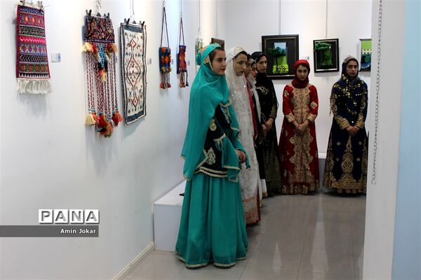 نمایشگاه صنایع دستی بافت و هنر فرش دانش‌آموزان هنرستان ولایت آباده طشک