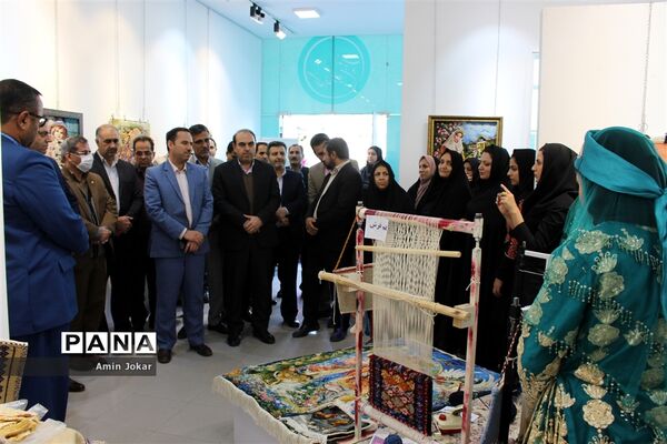 نمایشگاه صنایع دستی بافت و هنر فرش دانش‌آموزان هنرستان ولایت آباده طشک