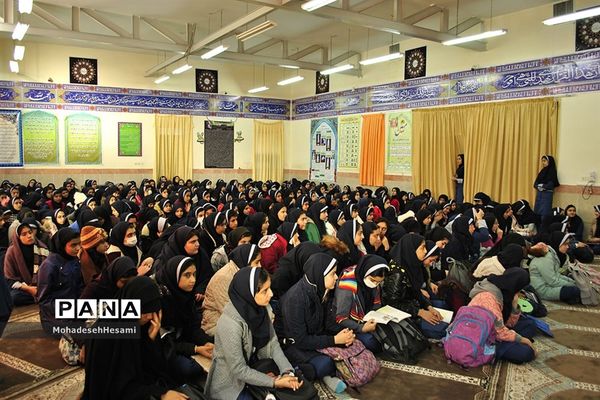 نشست تخصصی نماز در دبیرستان نمونه کاشی نیلوفر