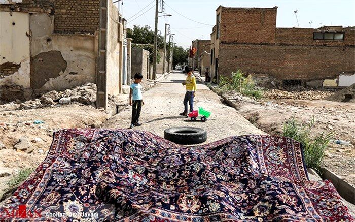 سرها در گریبان است