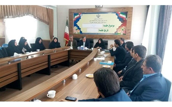 جلسه هم اندیشی مدیران و مدیر آموزگاران عشایری شاهین دژ برگزار شد