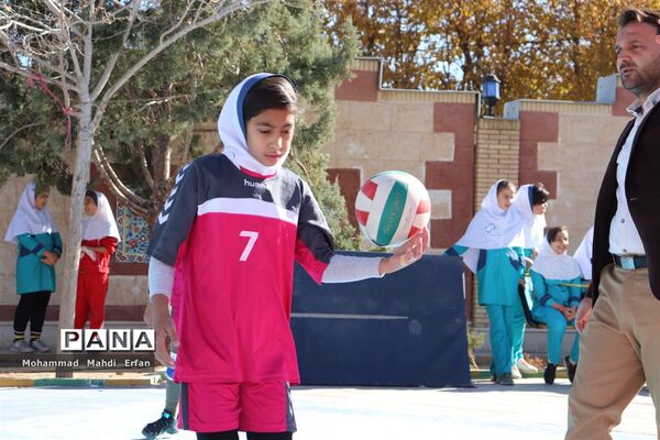 افتتاحیه مسابقات لیگ والیبال دختران دانش‌آموز در آباده