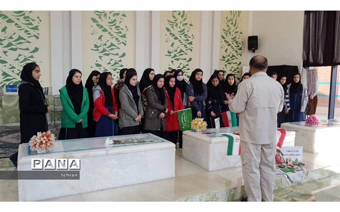 غبارروبی دانش آموزی از مزار شهدا