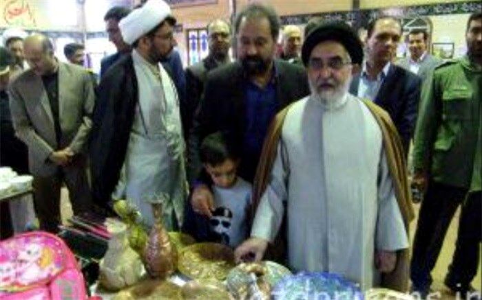 غرفه صنایع دستی  زندانیان بازداشتگاه ابرکوه در نمایشگاه دستاورد های کارآفرینی برپاشد