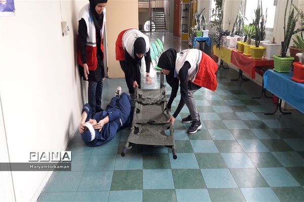مانور زلزله در آموزشگاه دخترانه ارشاد ناحیه دو شهر ری