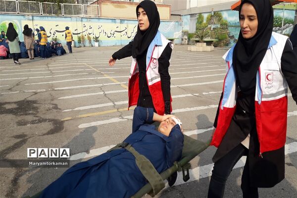 مانور زلزله در آموزشگاه دخترانه ارشاد ناحیه دو شهر ری