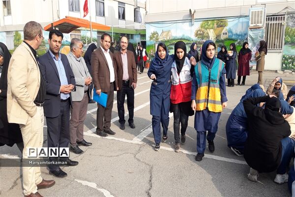 مانور زلزله در آموزشگاه دخترانه ارشاد ناحیه دو شهر ری