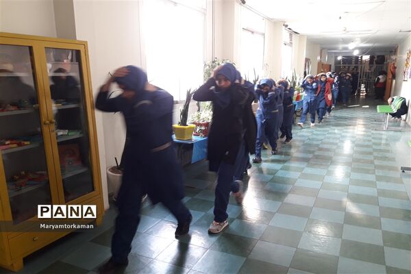 مانور زلزله در آموزشگاه دخترانه ارشاد ناحیه دو شهر ری