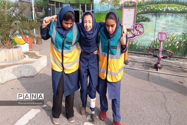 مانور زلزله در آموزشگاه دخترانه ارشاد ناحیه دو شهر ری