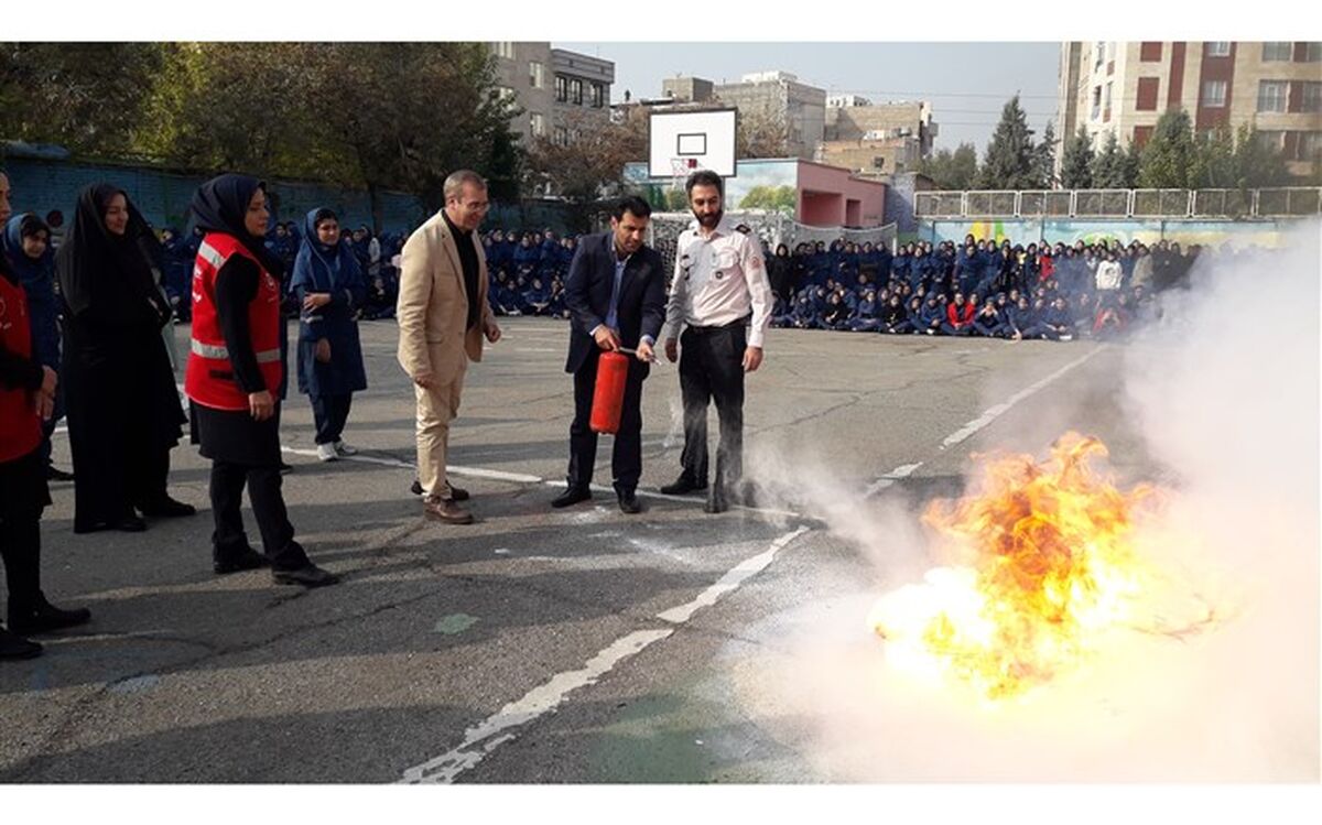 برگزاری مانور زلزله در آموزشگاه دخترانه ارشاد ناحیه دو شهر ری