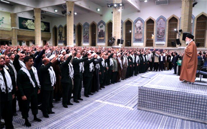 رهبر انقلاب: ملت ایران ثابت کرد قدرتمند و با عظمت است