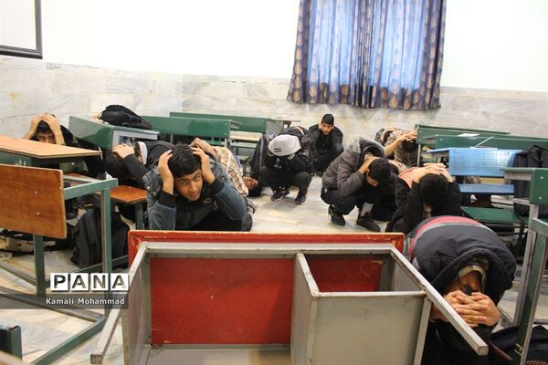 بیست و یکمین مانور سراسری زلزله و ایمنی در دبیرستان سید مرتضی محلات