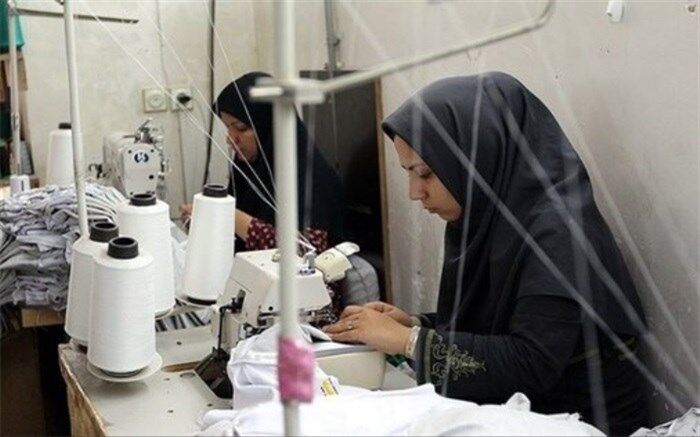 زنان در ایران ۱۳ ساعت کمتر از مردان کار می‌کنند
