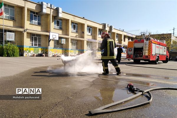 اجرای بیست و یکمین مانور زلزله در دبیرستان دخترانه شاهد 14  ناحیه 4 استان فارس