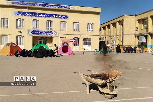 اجرای بیست و یکمین مانور زلزله در دبیرستان دخترانه شاهد 14  ناحیه 4 استان فارس