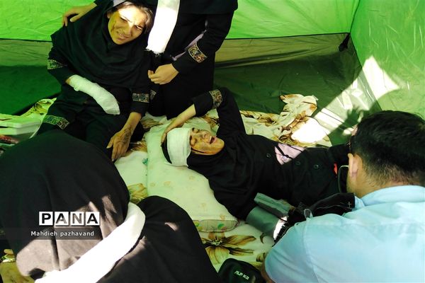 اجرای بیست و یکمین مانور زلزله در دبیرستان دخترانه شاهد 14  ناحیه 4 استان فارس