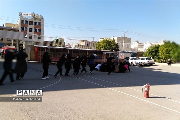 اجرای بیست و یکمین مانور زلزله در دبیرستان دخترانه شاهد 14  ناحیه 4 استان فارس