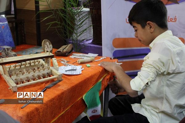 بازدید رئیس اداره کانون‌های فرهنگی و تربیتی از غرفه‌های جشنواره دستاوردهای کانون‌های استان همدان