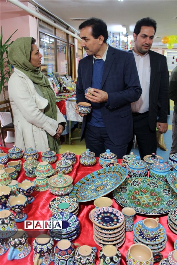 بازدید رئیس اداره کانون‌های فرهنگی و تربیتی از غرفه‌های جشنواره دستاوردهای کانون‌های استان همدان