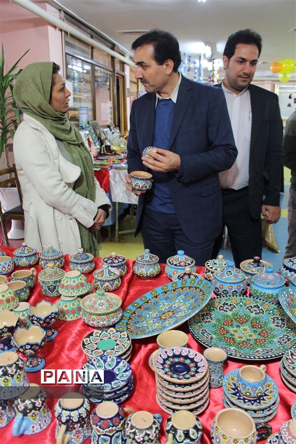 بازدید رئیس اداره کانون‌های فرهنگی و تربیتی از غرفه‌های جشنواره دستاوردهای کانون‌های استان همدان
