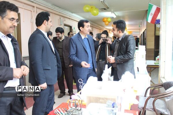 بازدید رئیس اداره کانون‌های فرهنگی و تربیتی از غرفه‌های جشنواره دستاوردهای کانون‌های استان همدان
