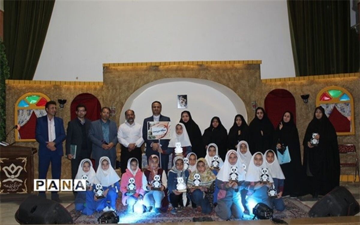 از 188 دانش آموز دختربرگزیده یزدی  تجلیل شد.
