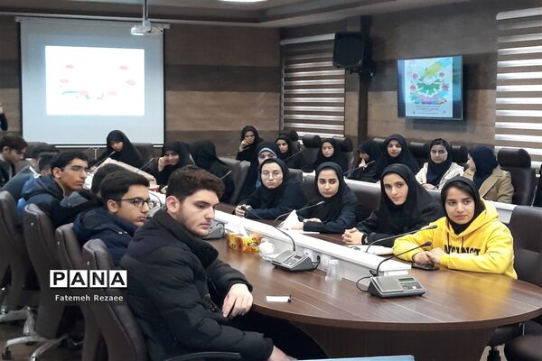 نشست مدیرکل آموزش و پرورش استان زنجان با منتخبین اعضای شورای دانش‌آموزی