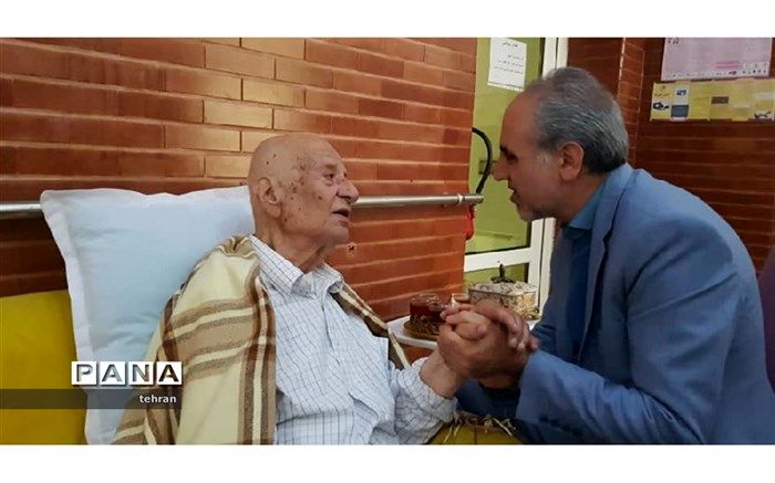 عیادت مدیر آموزش و پرورش منطقه1 از امیر وفایی خیر مدرسه ساز