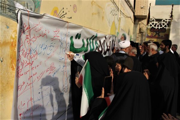 حماسه حضور نوجوانان کفن‌پوش قمی در راهپیمایی «عهد خون»