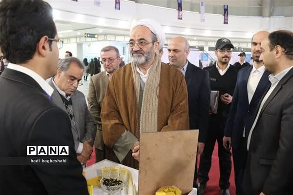 بازدیدذوعلم از نمایشگاه دستاوردهای پژوهشی در یزد