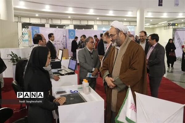 بازدیدذوعلم از نمایشگاه دستاوردهای پژوهشی در یزد