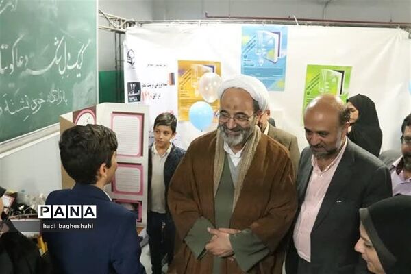 بازدیدذوعلم از نمایشگاه دستاوردهای پژوهشی در یزد