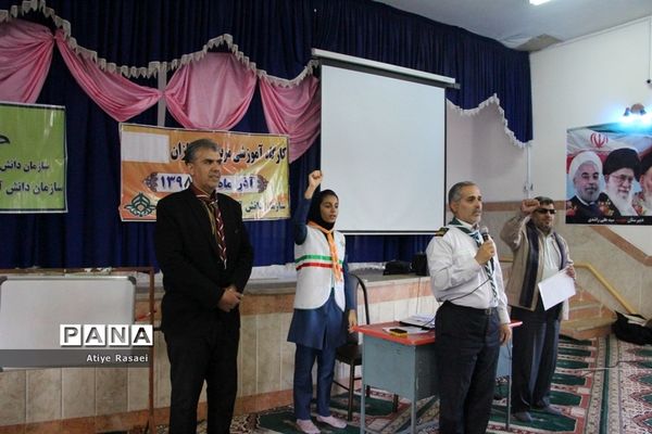 بازدید مدیرسازمان دانش‌آموزی استان از کارگاه‌های آموزشی پیشتازان