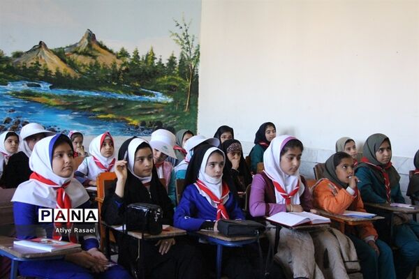 بازدید مدیرسازمان دانش‌آموزی استان از کارگاه‌های آموزشی پیشتازان