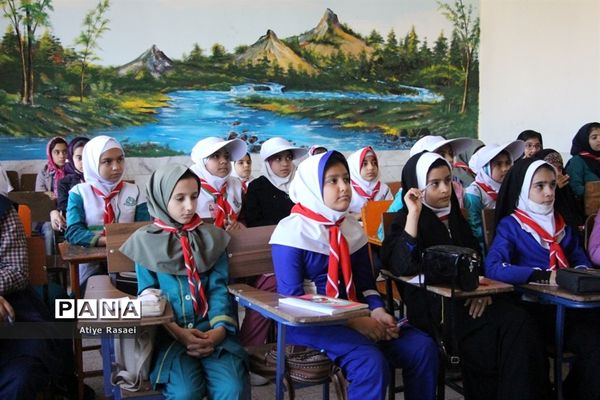 بازدید مدیرسازمان دانش‌آموزی استان از کارگاه‌های آموزشی پیشتازان