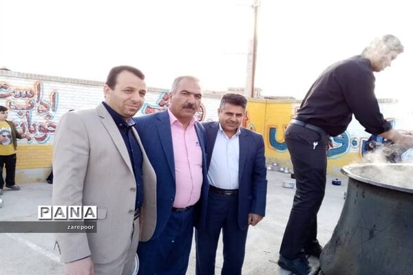 پخت آش نذری توسط دانش‌آموزان دبیرستان امیرکبیر ابرکوه