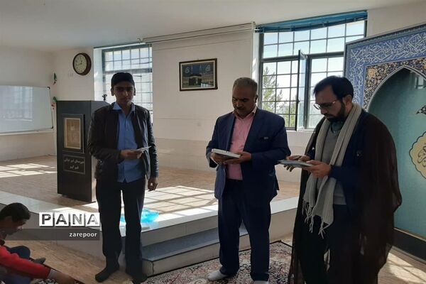 پخت آش نذری توسط دانش‌آموزان دبیرستان امیرکبیر ابرکوه