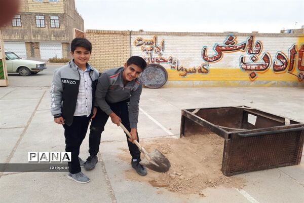 پخت آش نذری توسط دانش‌آموزان دبیرستان امیرکبیر ابرکوه