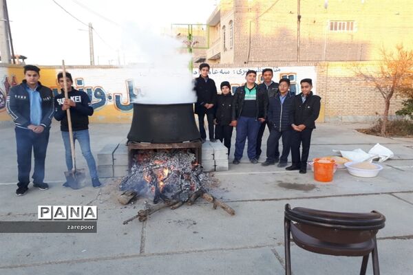 پخت آش نذری توسط دانش‌آموزان دبیرستان امیرکبیر ابرکوه