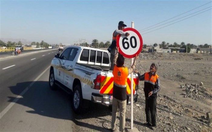 شست‌وشو و بازسازی تابلوهای علائم رانندگی در محورهای سمنان