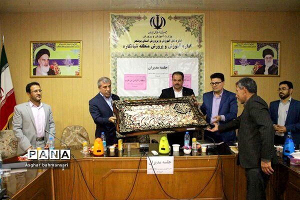 جلسه مدیران مدارس با موضوع آسیب اجتماعی و راهکارهای پیشگیری  در شبانکاره