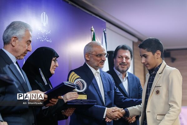 تجلیل از پژوهشگران و فناوران برتر دانش‌آموزی