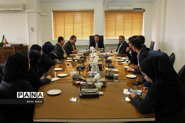 دیدار نمایندگان نهمین دوره مجلس دانش‌آموزی با استاندار فارس