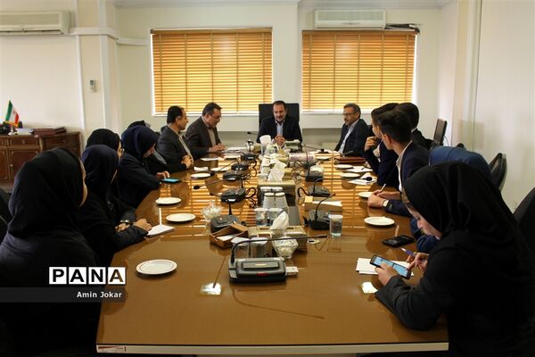 دیدار نمایندگان نهمین دوره مجلس دانش‌آموزی با استاندار فارس
