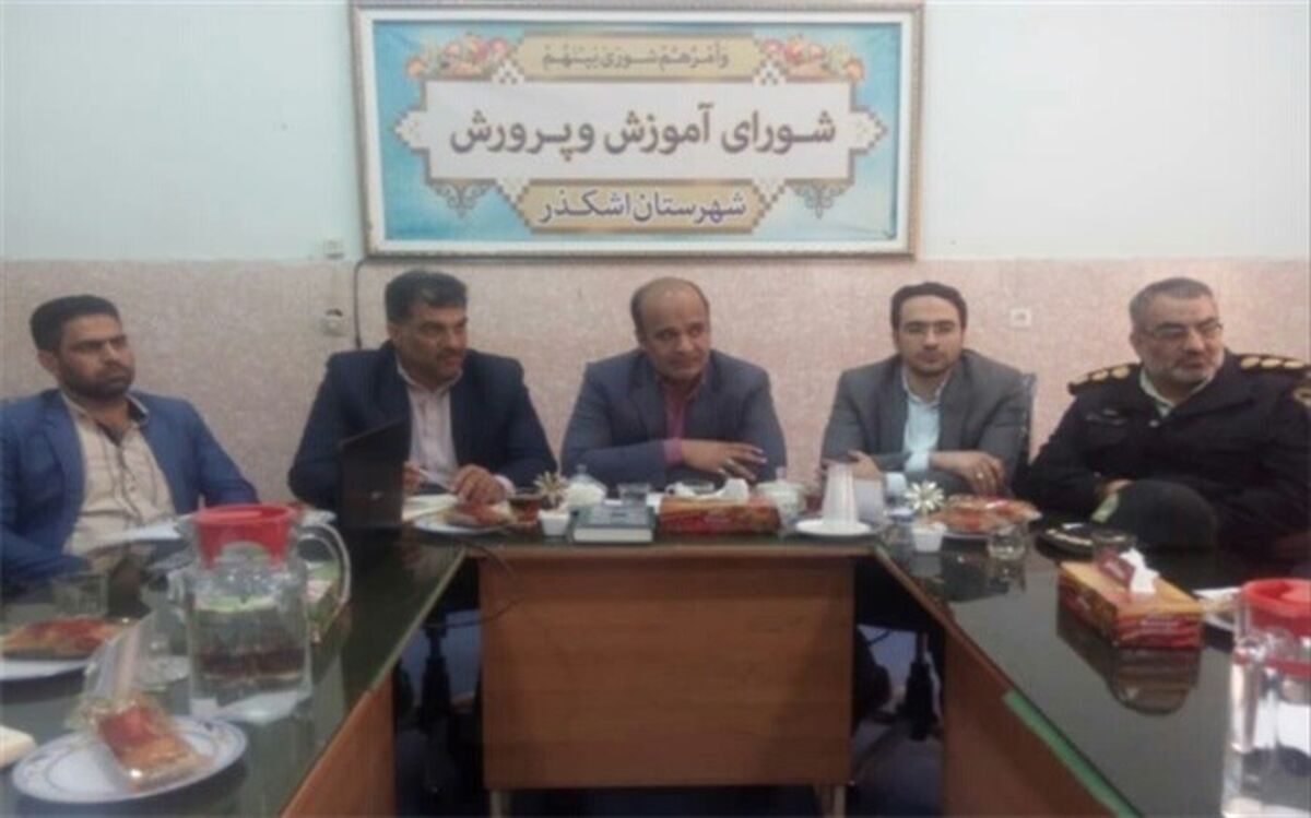 شهرستان اشکذر، از ۲۷ استان کشور دانش آموز دارد