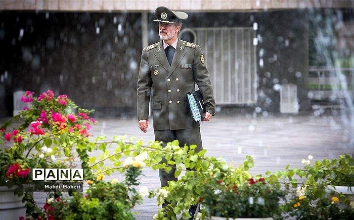 حاتمی: هیچ قدرتی توانایی ایستادگی در مقابل ملت ایران را ندارد