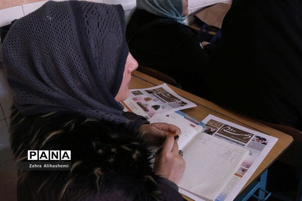 نمایشگاه صنایع دستی و دست آورده‌های سواد آموزان شهر تهران